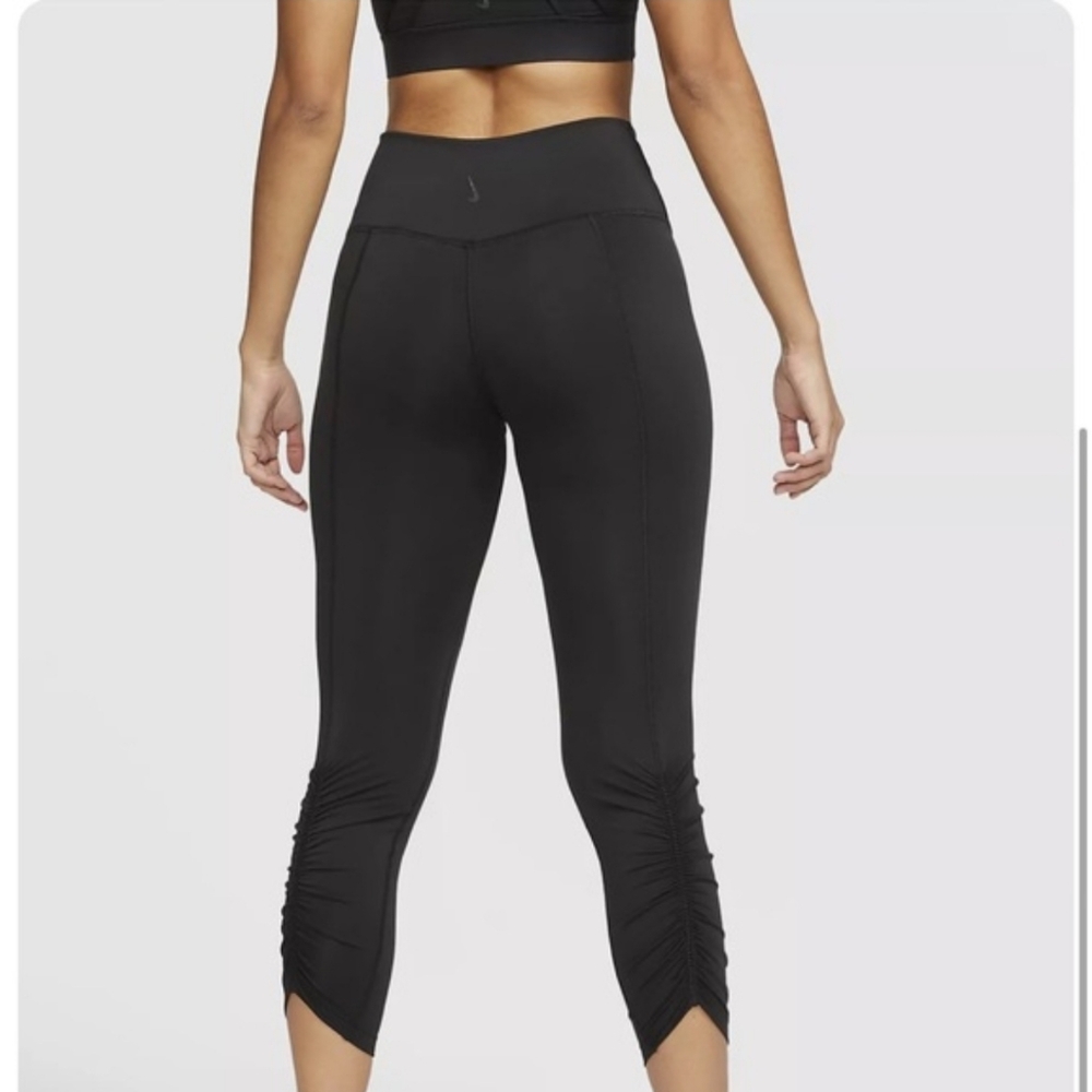 The Nike Yoga Tights High-Waisted Ruched Detail Size Medium